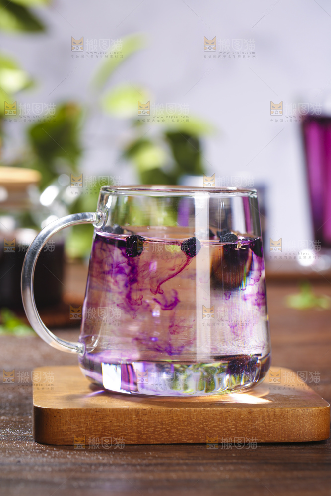 杯子里装着黑枸杞茶