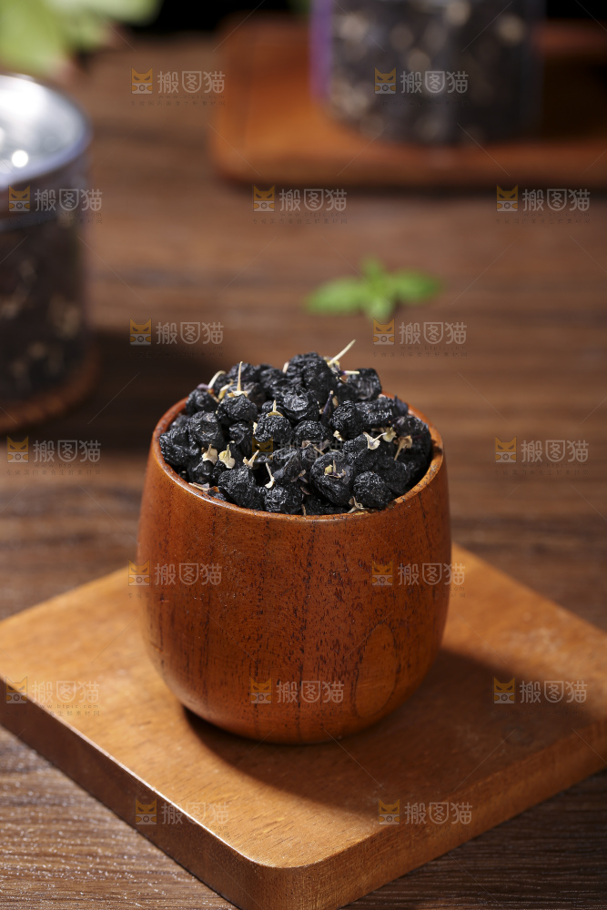 木底上放着黑枸杞