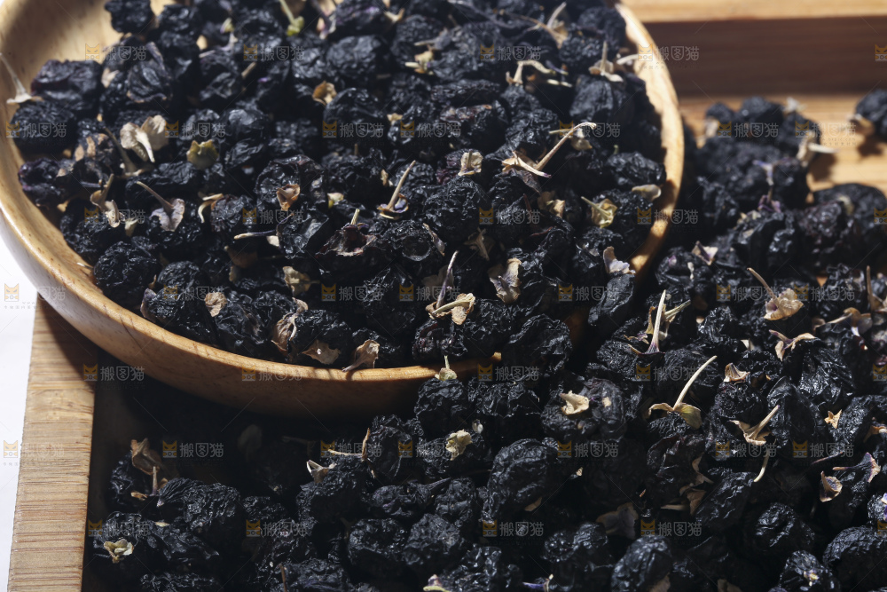 木底上放着黑枸杞