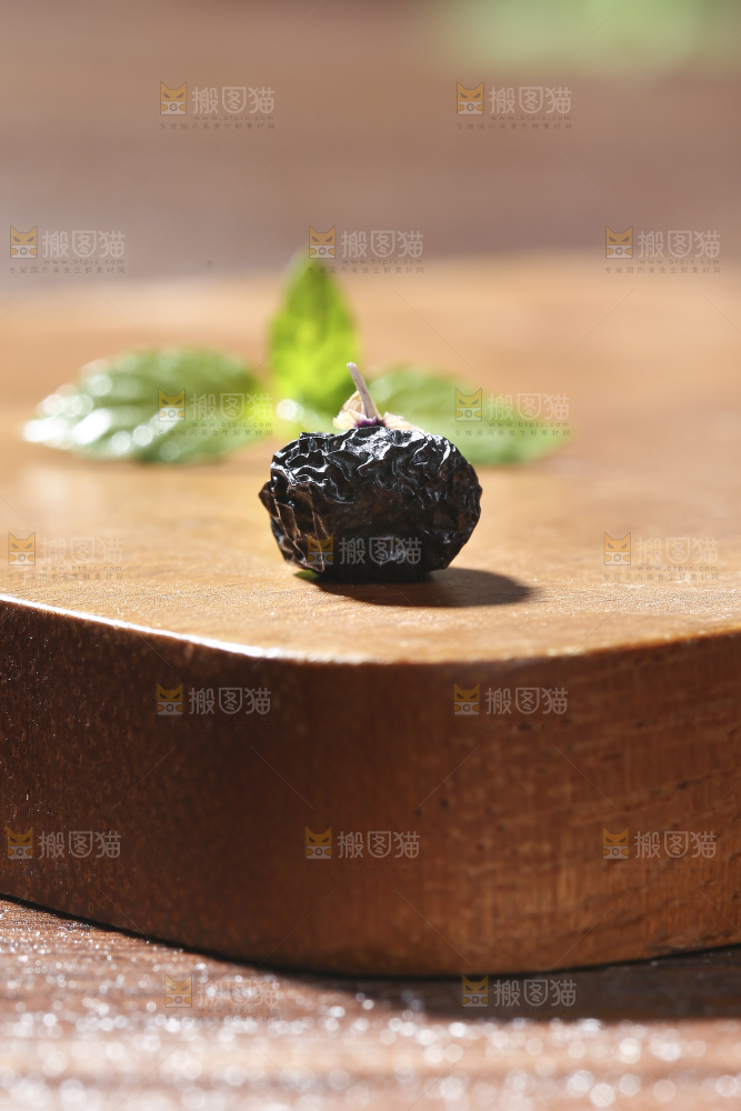 木底上放着黑枸杞
