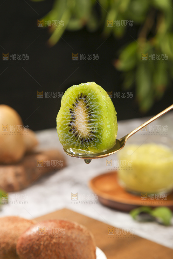 深底上的瑞玉猕猴桃