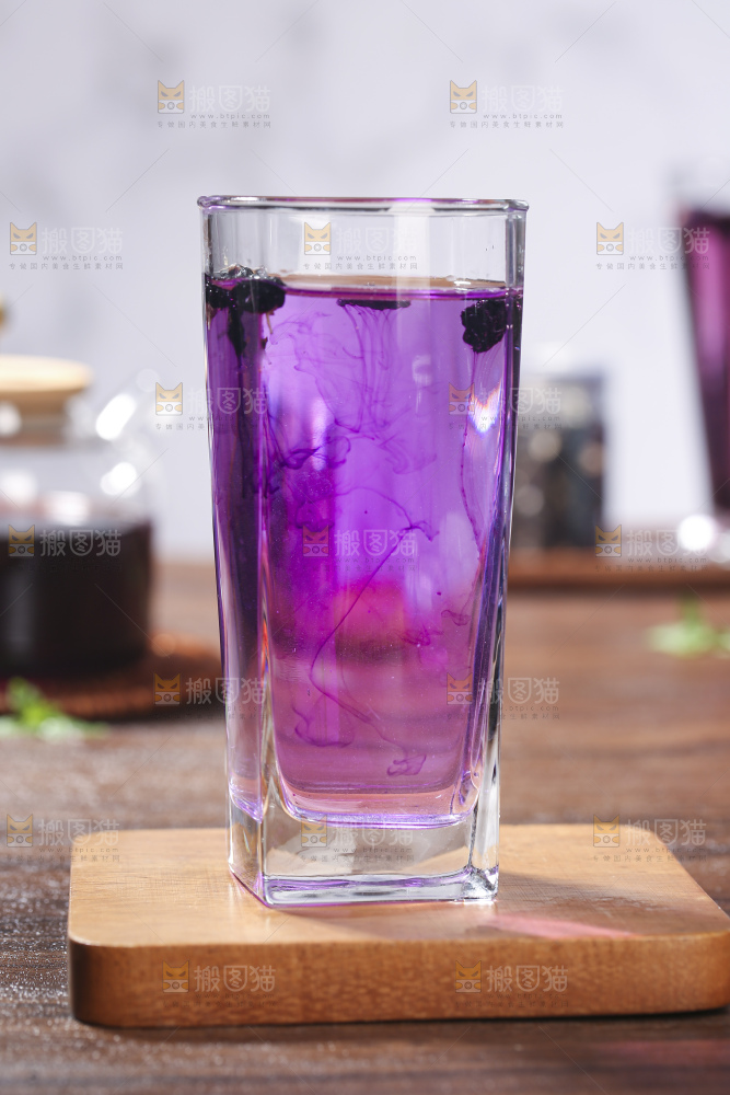 杯子里装着黑枸杞茶