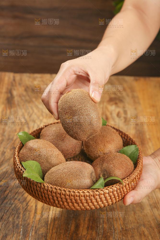 深底上的瑞玉猕猴桃