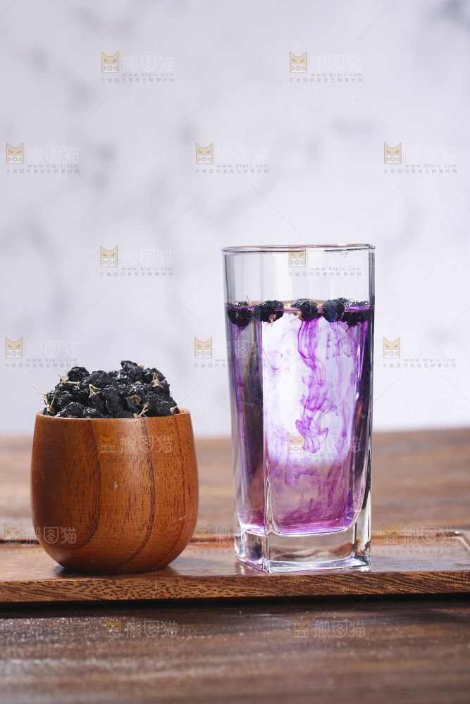 杯子里装着黑枸杞茶