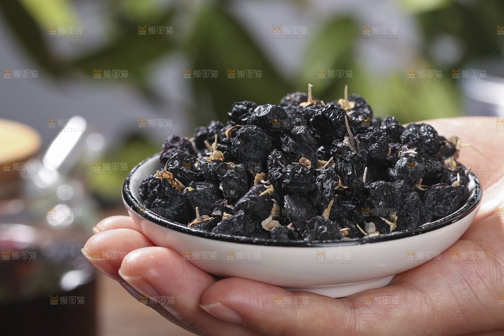 木底上放着黑枸杞