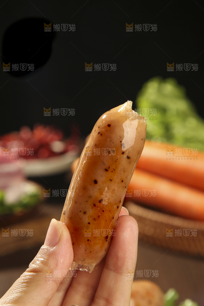 木底上的烤肠