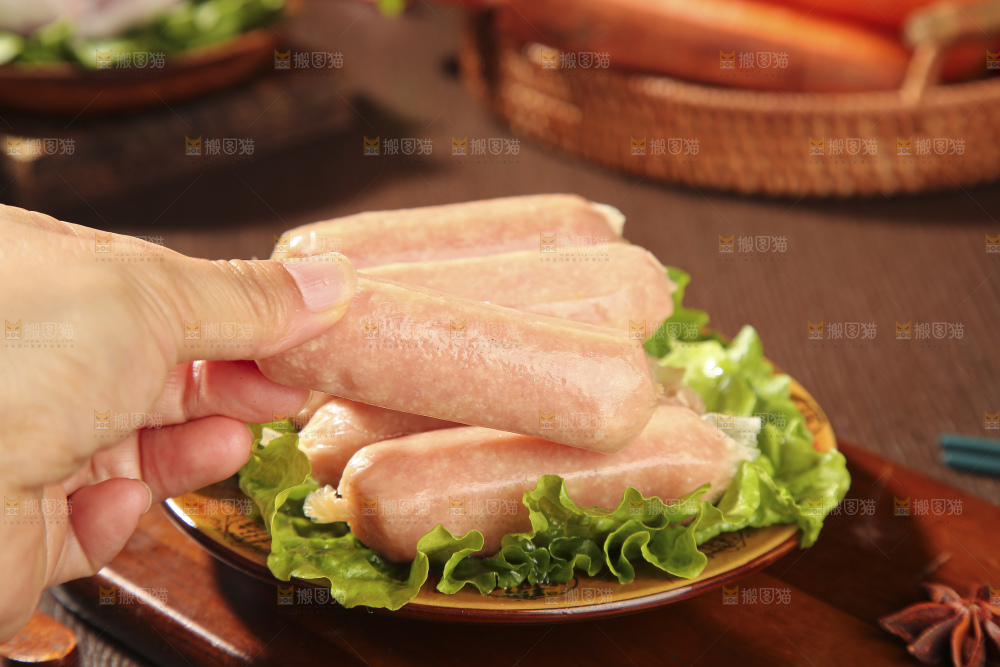 木底上的烤肠
