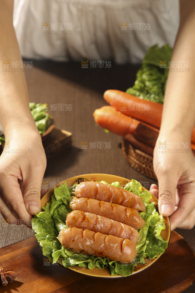 木底上的烤肠