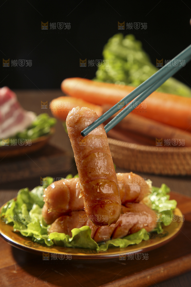 木底上的烤肠