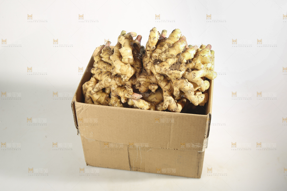 浅底上的的一箱小黄姜