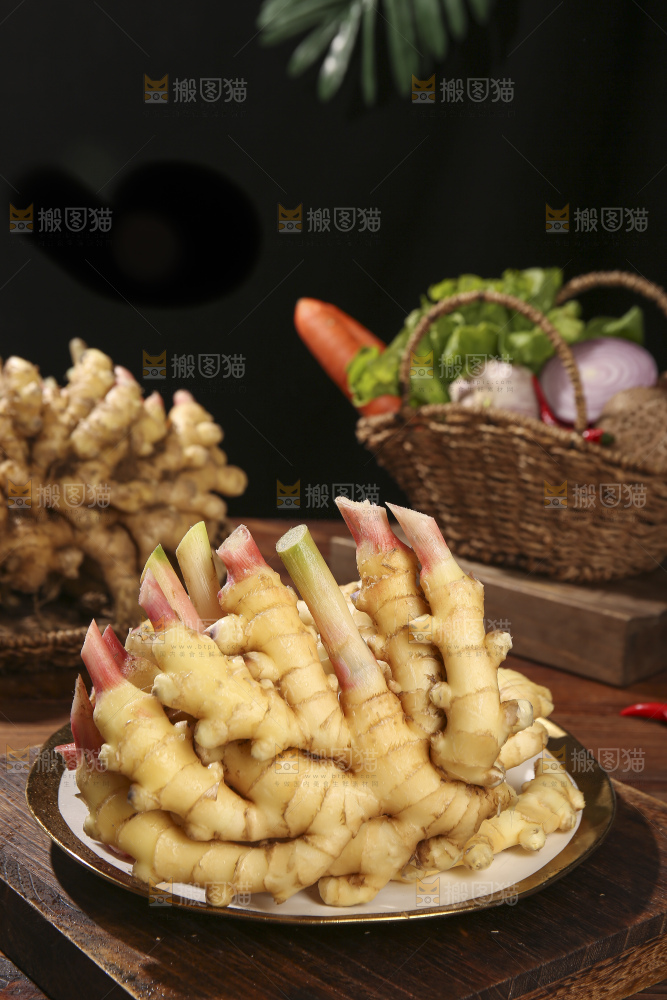 木底上的新鲜小黄姜