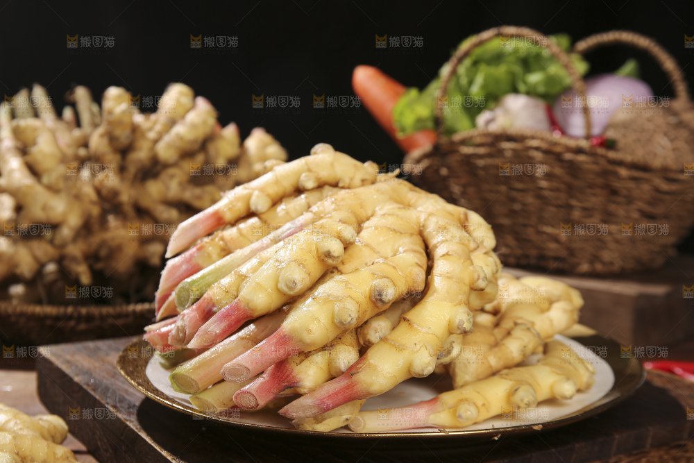 木底上的新鲜小黄姜