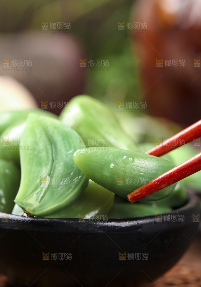 深底上的腊八蒜