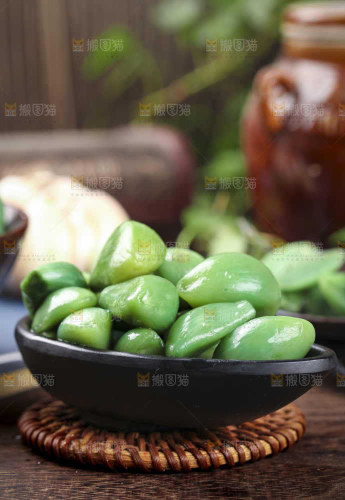 深底上的腊八蒜