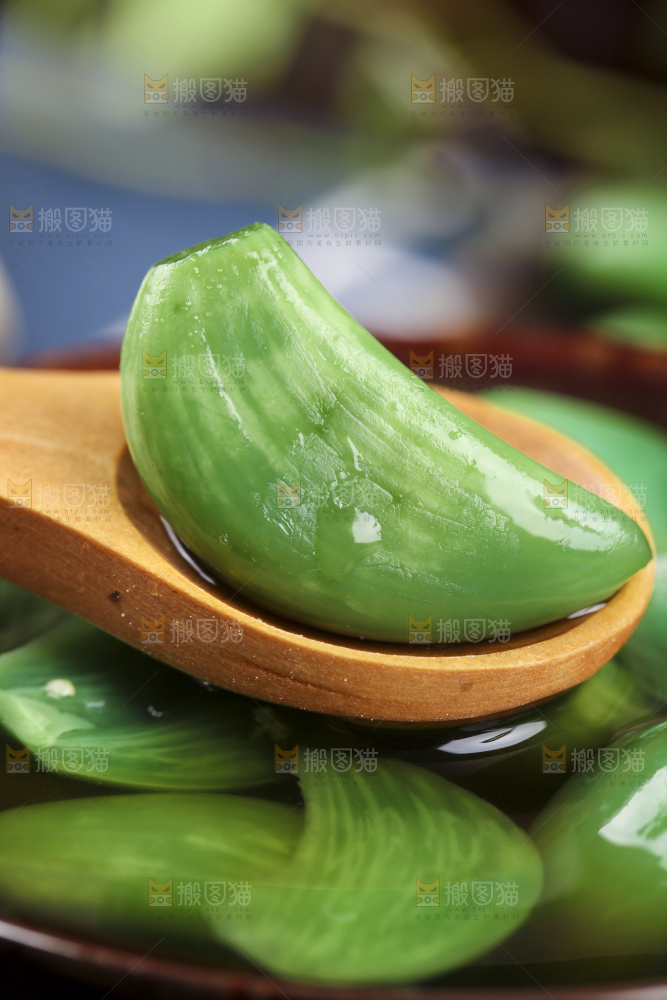 深底上的腊八蒜