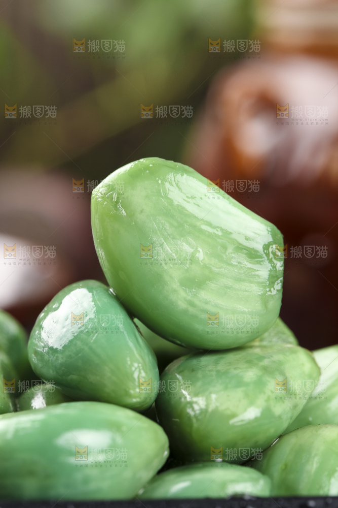 深底上的腊八蒜