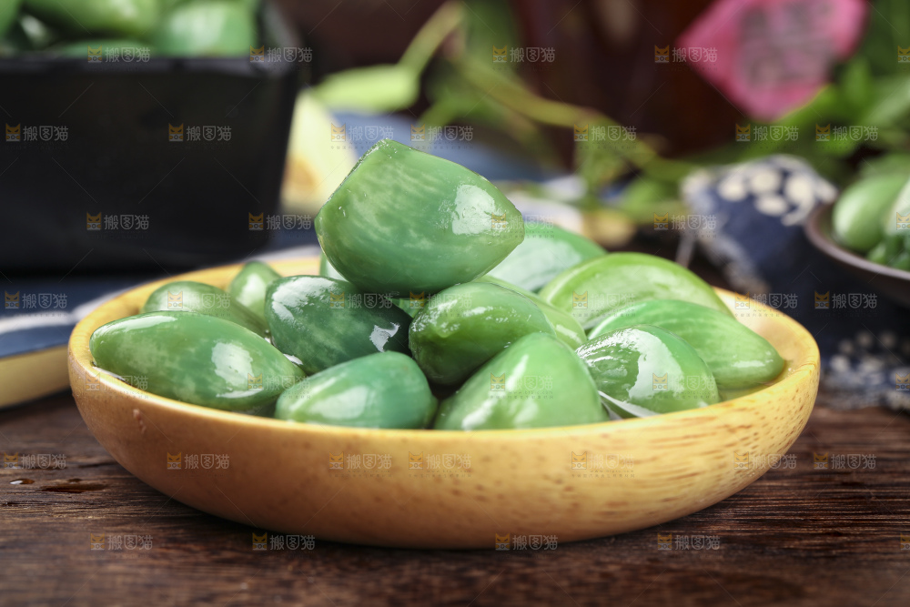 深底上的腊八蒜