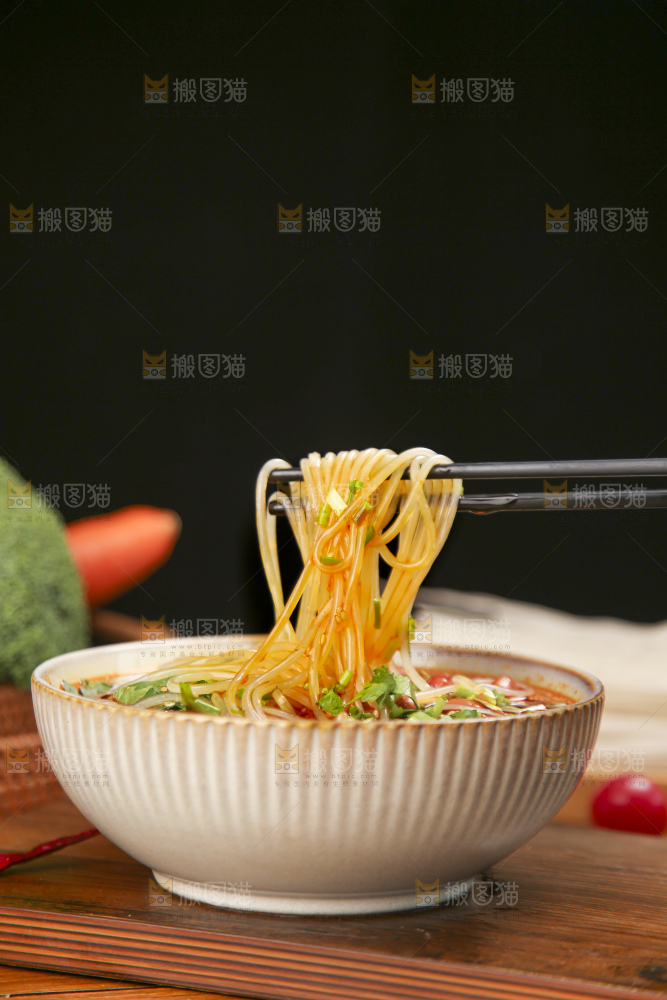 木底上的酸辣粉