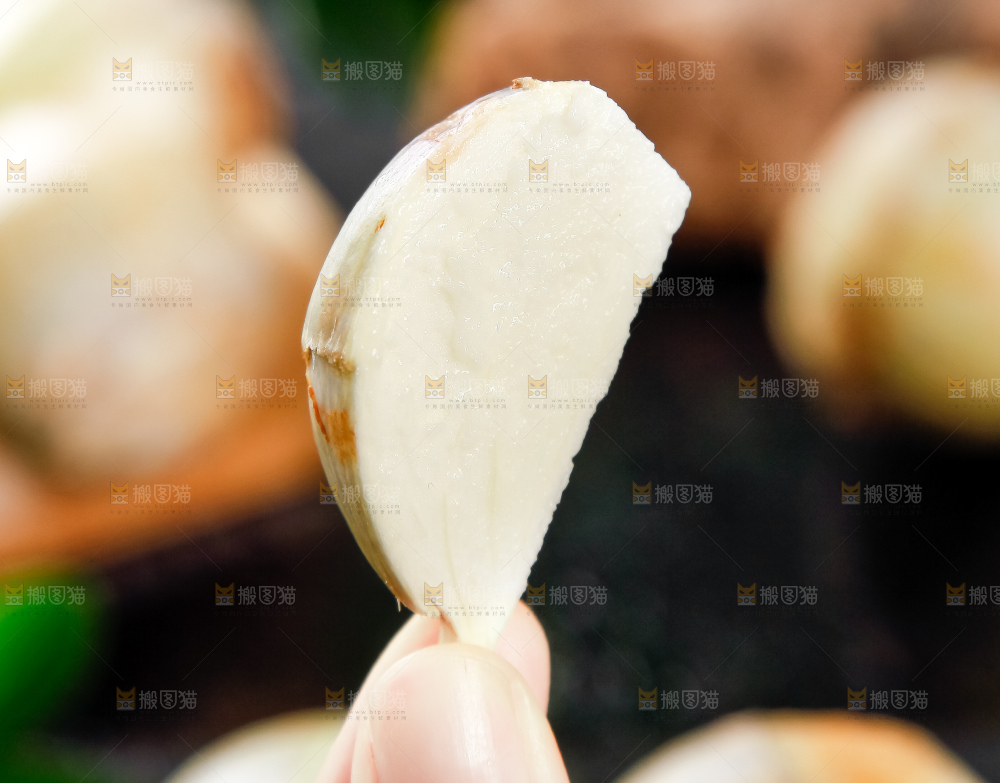 手里拿着切开白茨菇