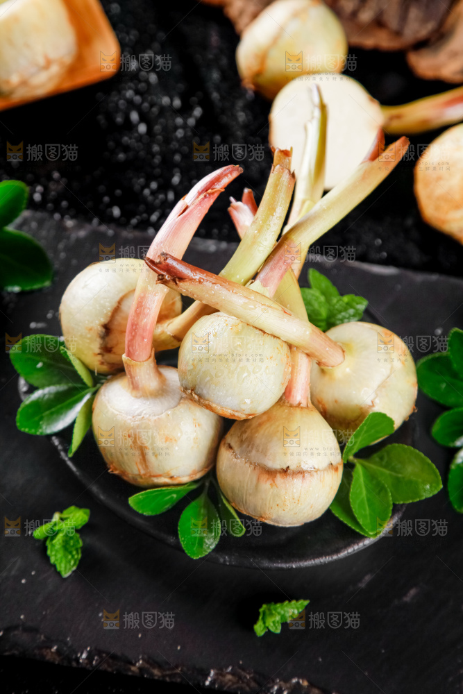 盘子里放着白茨菇