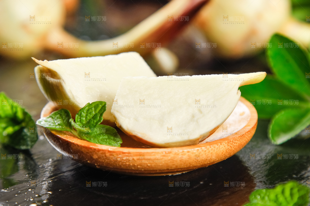 碟子里放着切开的白茨菇