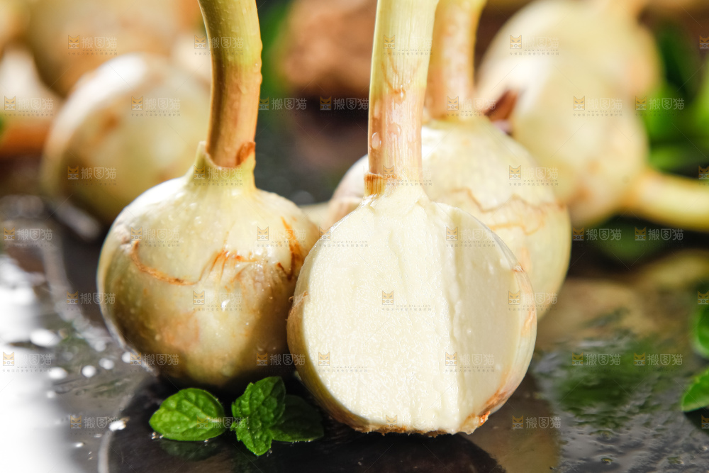 黑石板上放着切开的云南茨菇