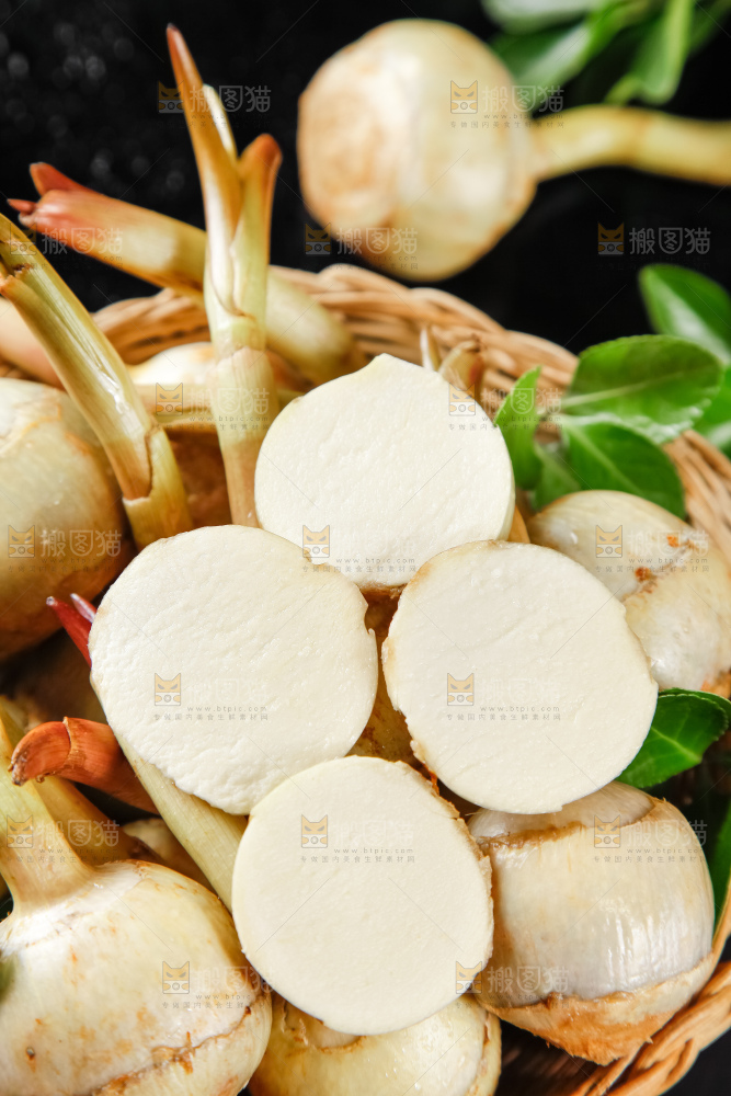 竹篮里装着云南茨菇