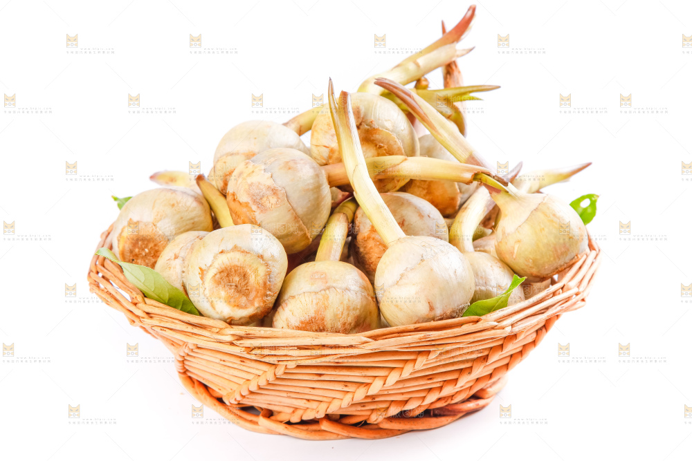 竹篮里装着云南茨菇