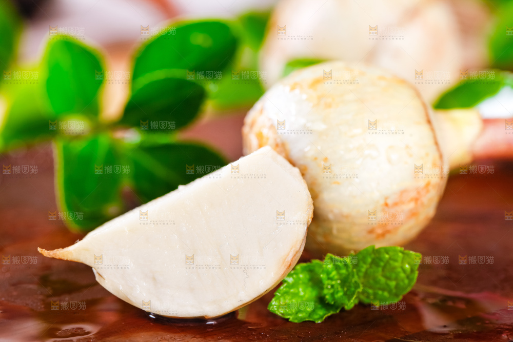 木垫上放着切开的白茨菇