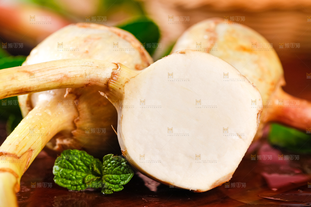 木垫上放着切开的白茨菇