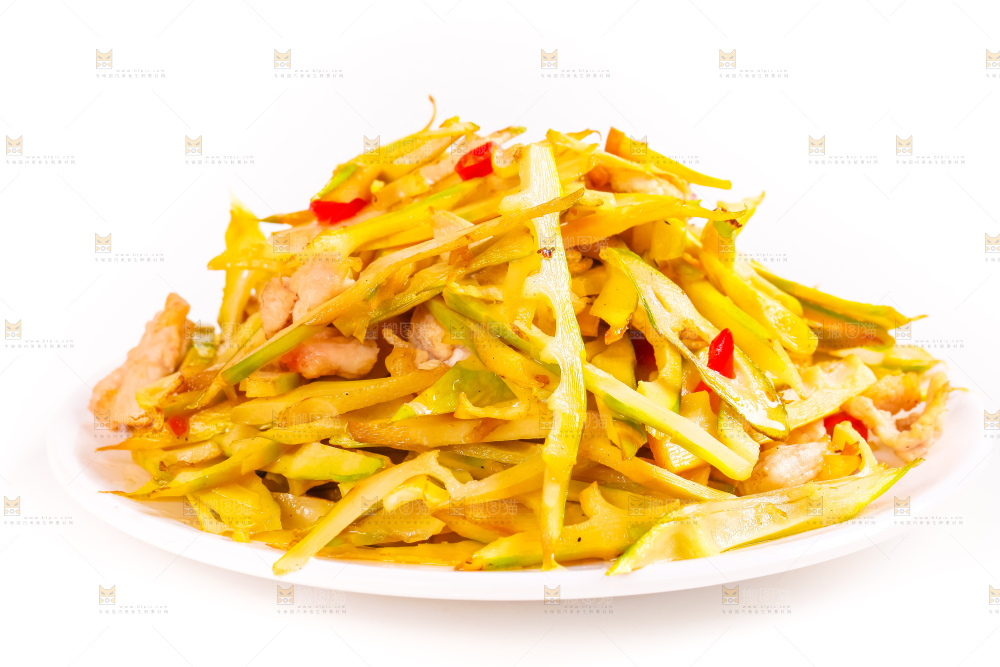 盘子里装着竹笋炒肉