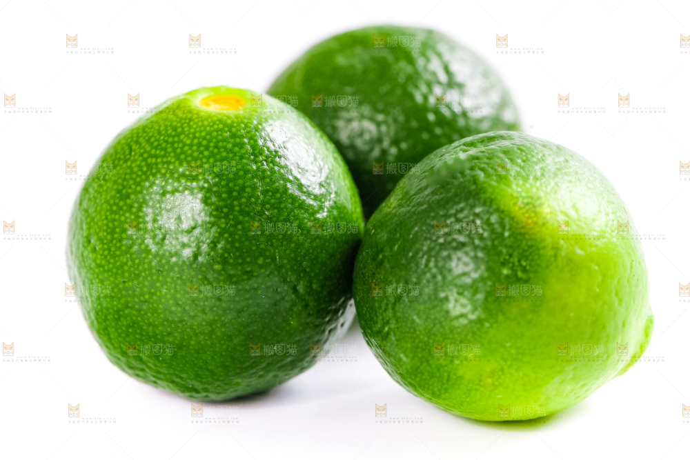 白底上放着小金桔