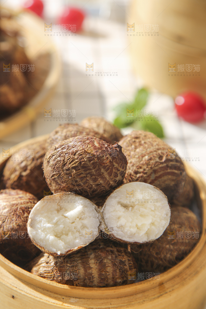 浅底上的新鲜小芋头