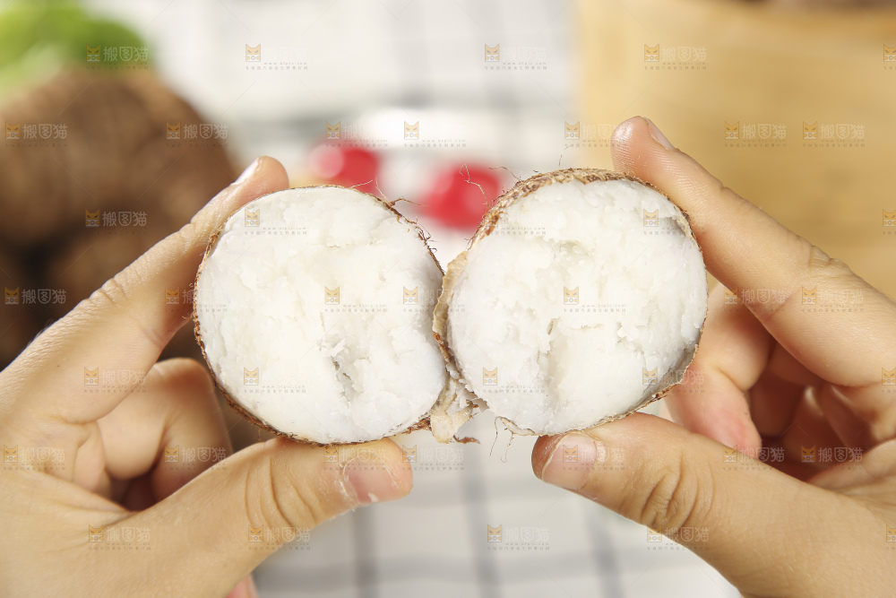 浅底上的新鲜小芋头