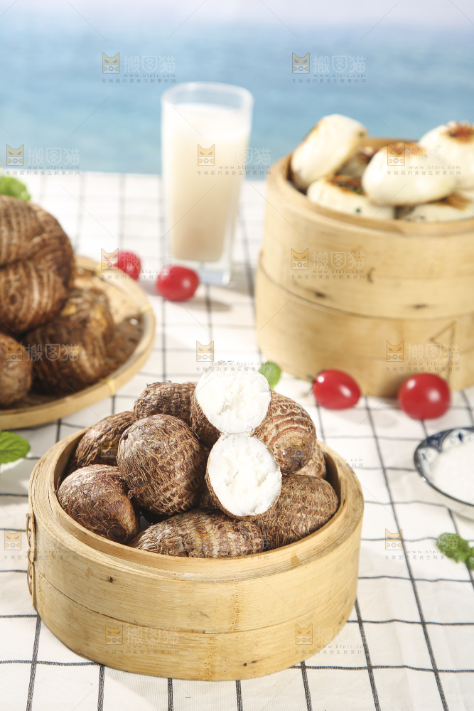 浅底上的新鲜小芋头