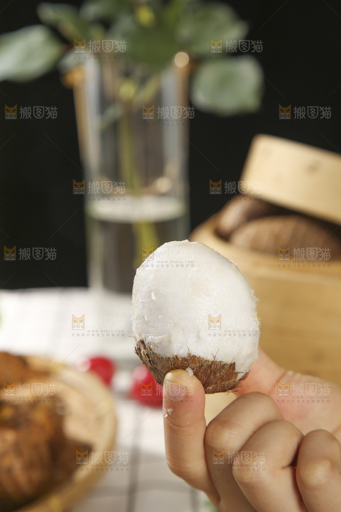 浅底上的新鲜小芋头