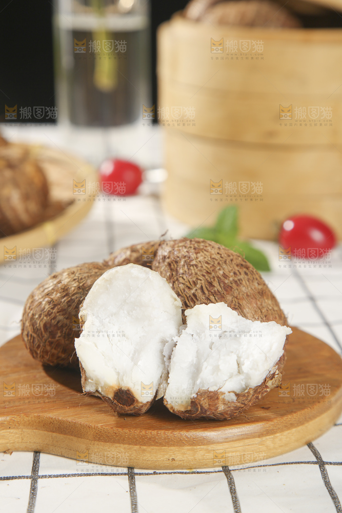 浅底上的新鲜小芋头