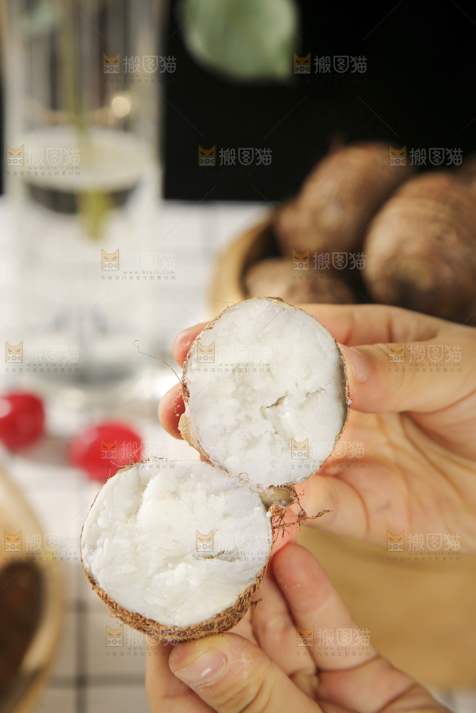 浅底上的新鲜小芋头
