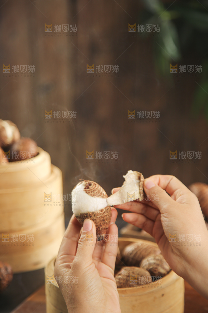 手里拿着新鲜小芋头