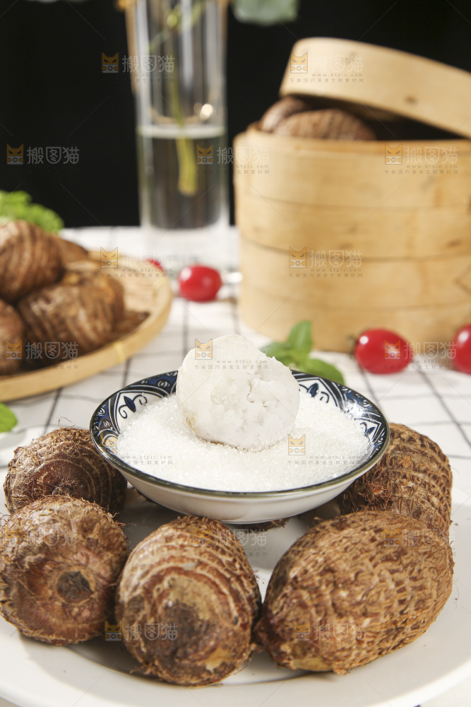 浅底上的新鲜小芋头