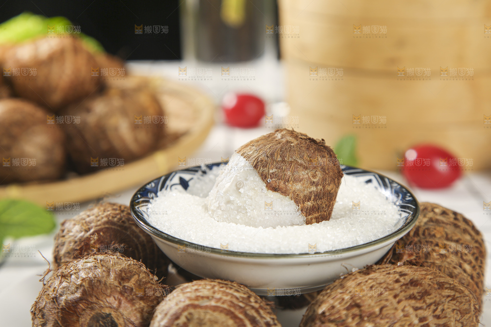 浅底上的新鲜小芋头
