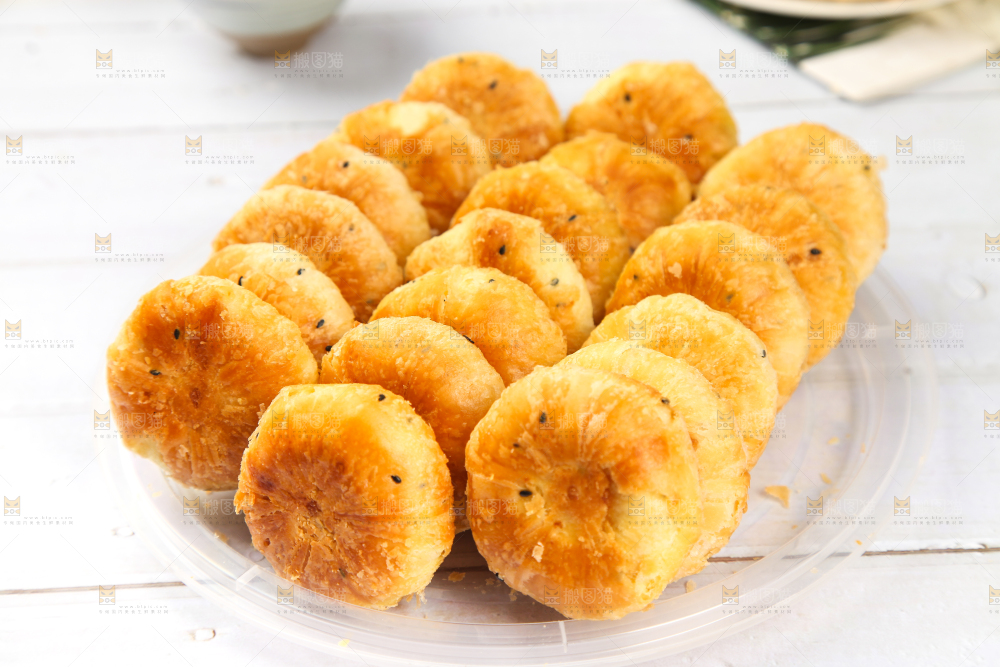 白底上摆放着苏式月饼