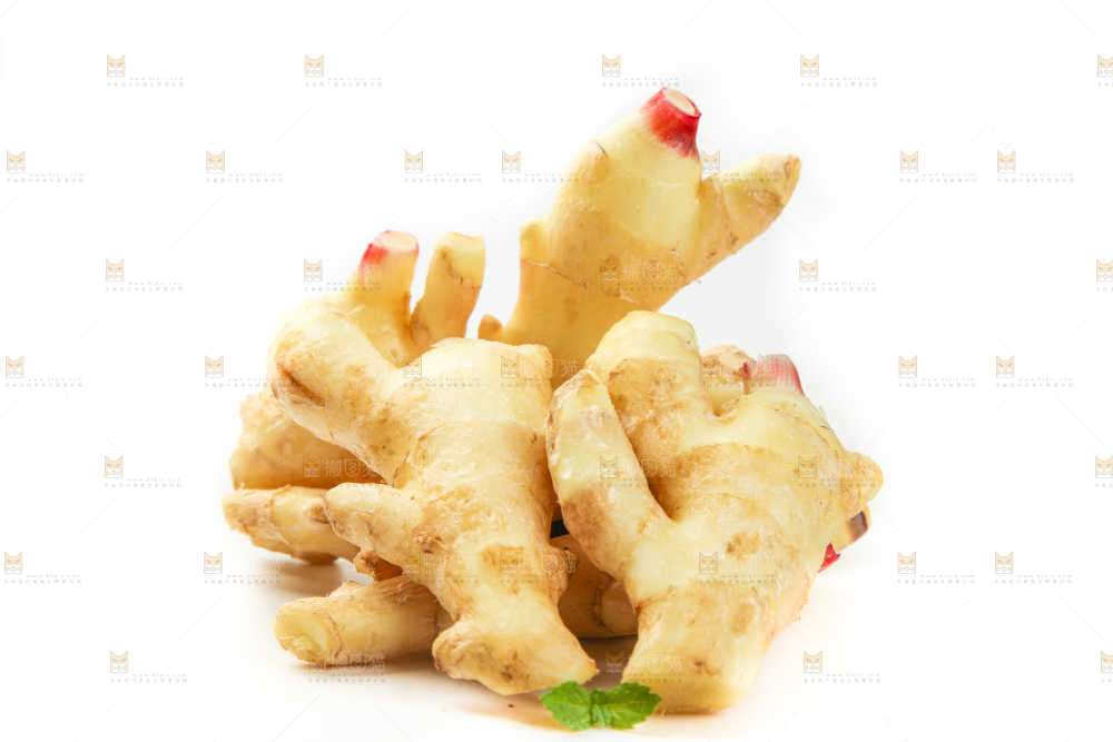 白底上摆放着生姜