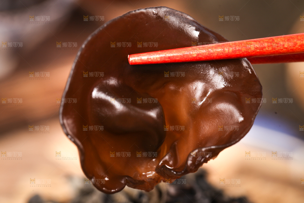 篮子里放着黑木耳