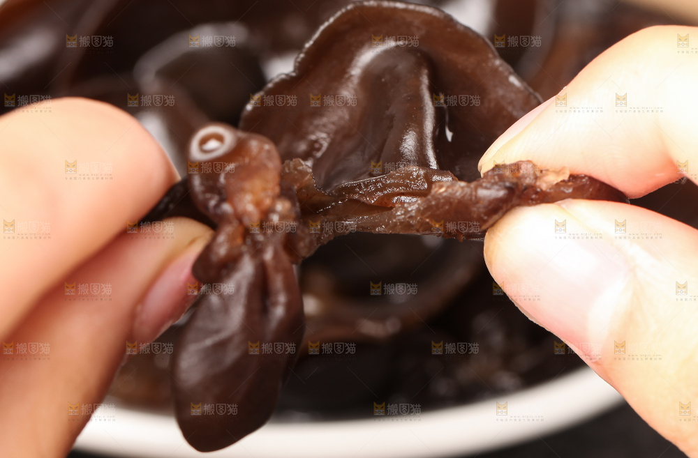 碟子装着小木耳