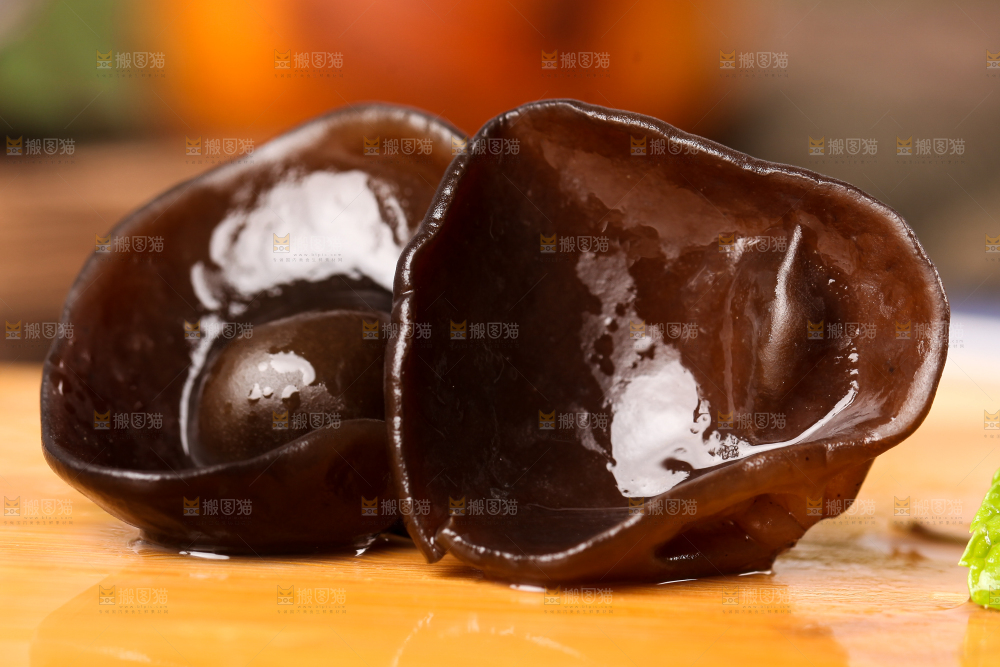 木底上摆放着小木耳