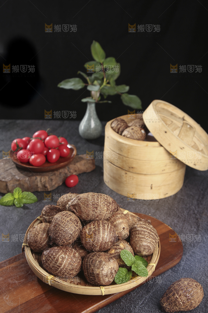 深底上的新鲜小芋头