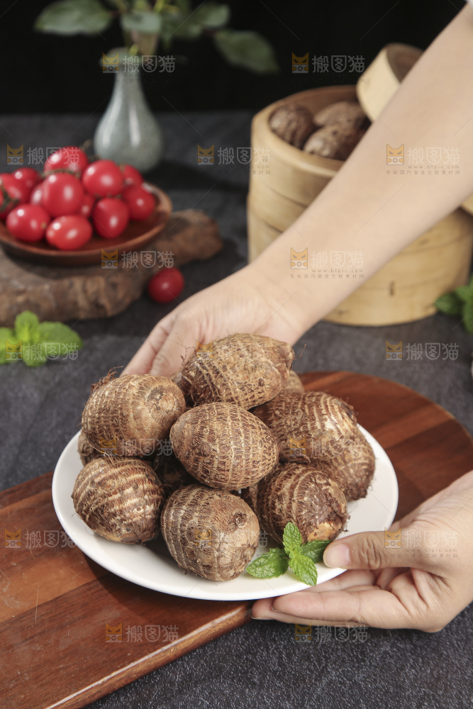 深底上的新鲜小芋头