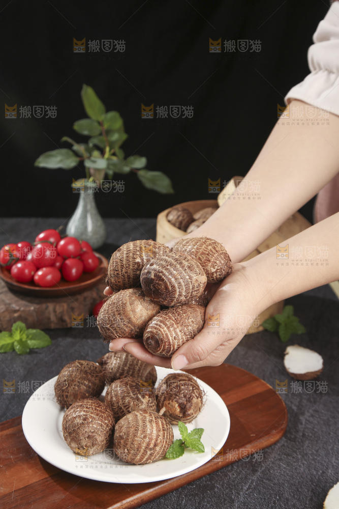 深底上的新鲜小芋头
