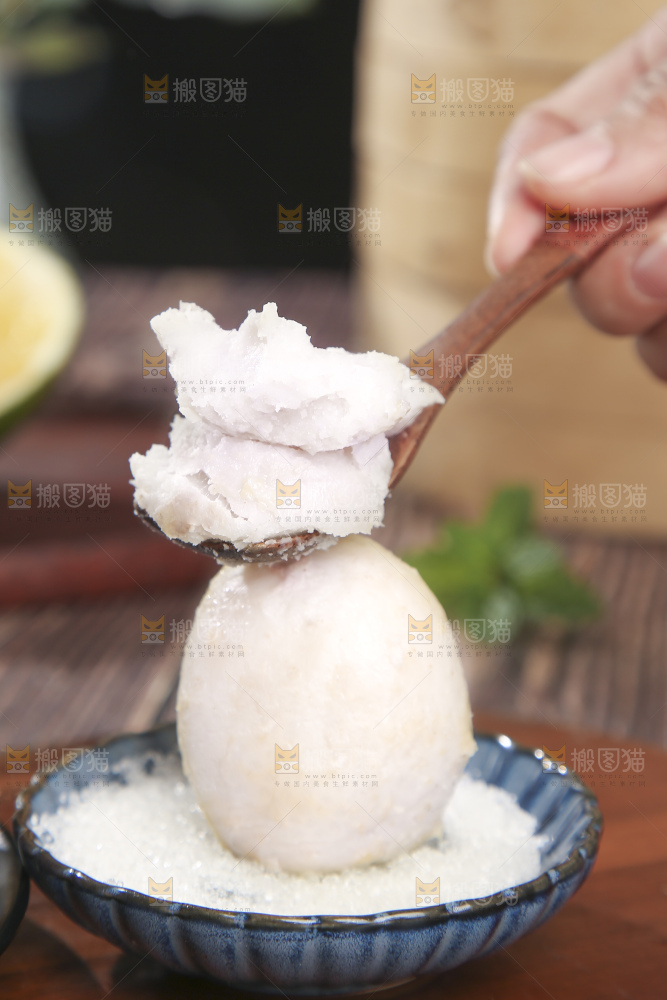 深底上的新鲜小芋头